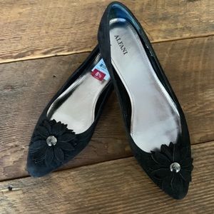 BNWT ALFANI Suede Flower Flats with Slight heel
